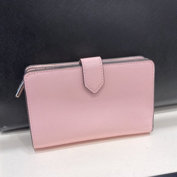 Kate Spade Madison Medium Compact Bifold Wallet Conch Pink
Color: Conch Pink
NWT - Picture 15 of 16